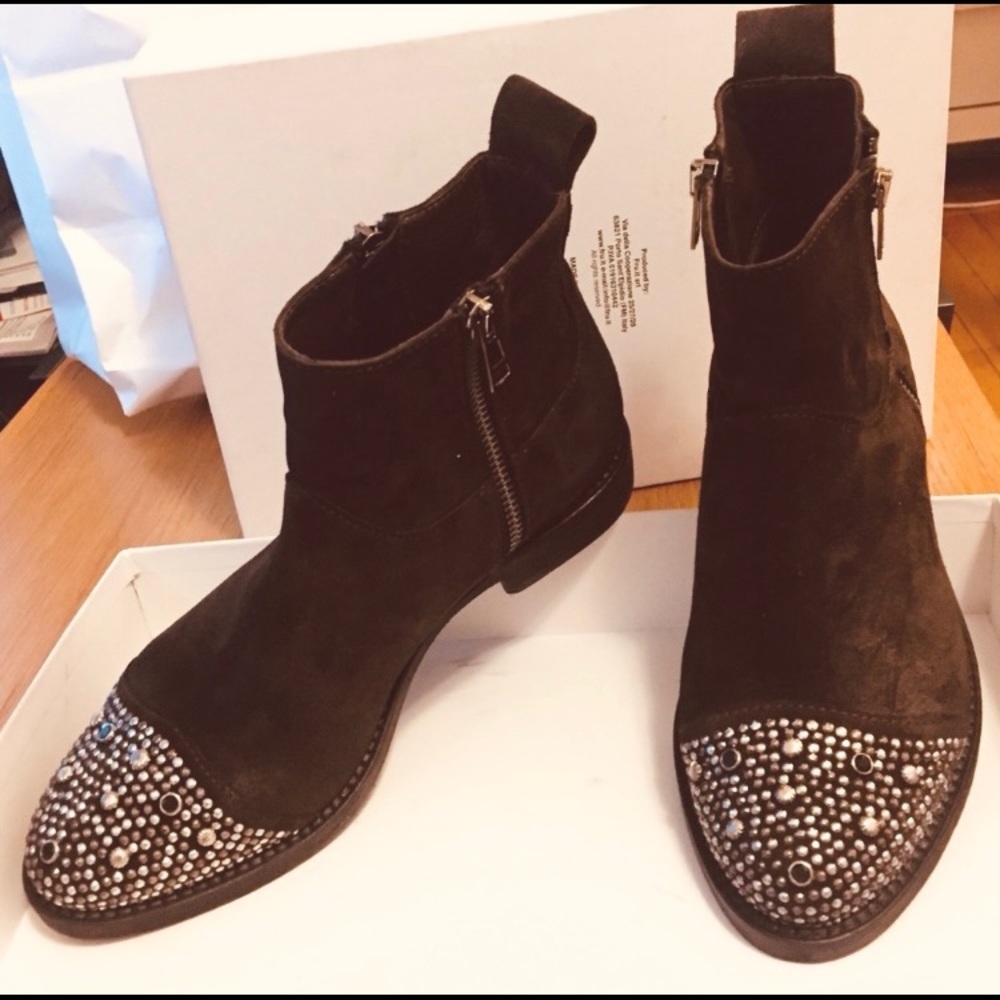 The shoe box: Brand New dark brown suede boots